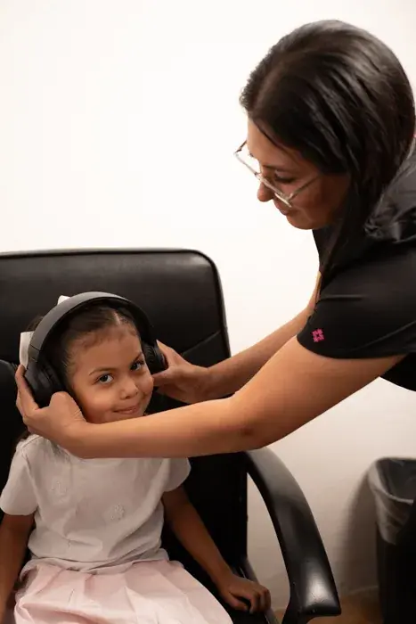 Jesica Anahí Ávila Pérez en sesión de integración auditiva con una niña en SMARTHINK