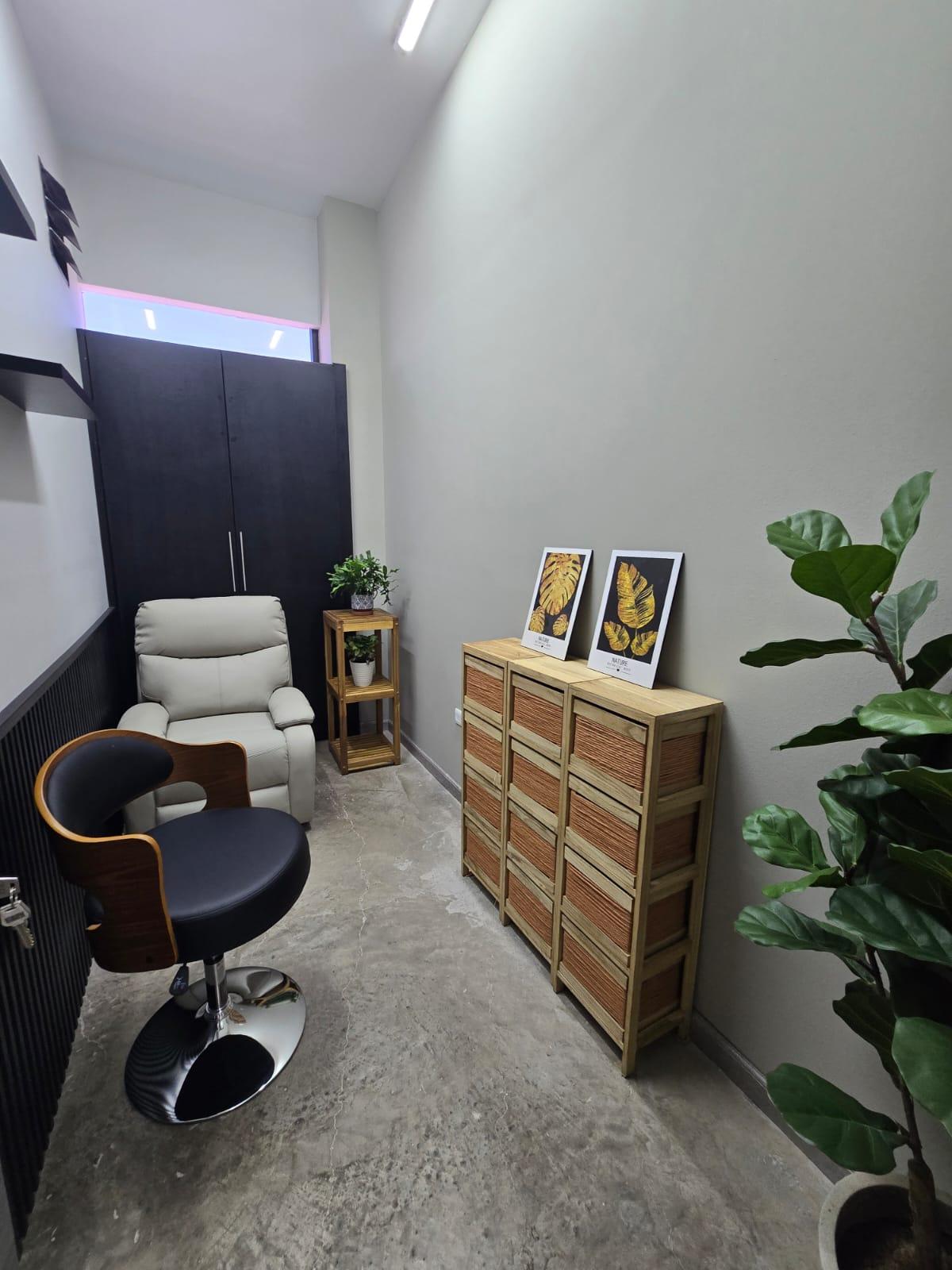 Consultorio con sillón reclinable, silla giratoria y ambiente acogedor